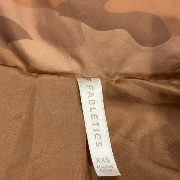 Fabletics Cloudshell Cropped Puffer Jacket XXS Beige Camo - Picture 14 of 15